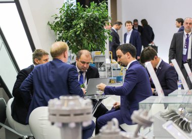 İş adamları ile bir dizüstü bilgisayar masasında.