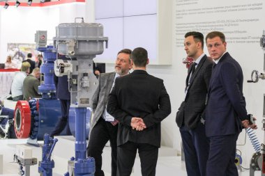 Bir grup iş adamları ekipman inceleyerek.