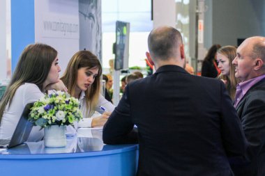 Bir grup kişiye Forum.