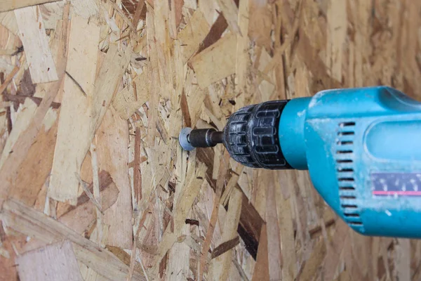 Vidaları ile vida vidalama.