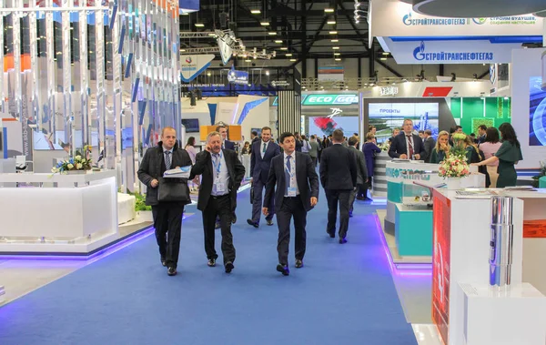 Koridorda standları arasında ziyaret.