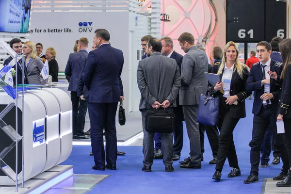 Koridorlarda forumda ziyaretçilere.