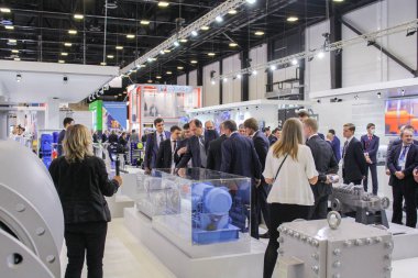 Bir kalabalık iş adamları arasında görüntüler.