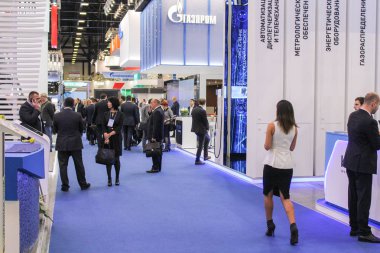 Ziyaret edenler arasında firmaların standları.