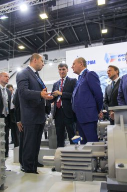 Bir grup iş adamları arasında şirket standları.