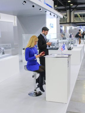 Kasanın arkasındaki telefonları gençlerle.