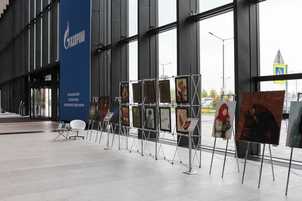 Exposición de pinturas en la sala del foro de la Expo . — Foto de Stock