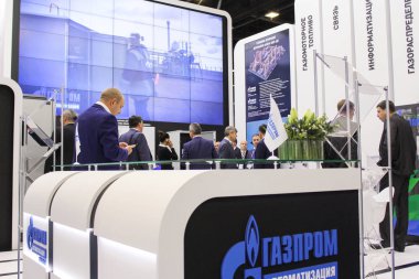 İş adamları, şirketin standları.