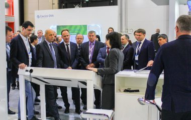 Şirket counter de iş konuşma.