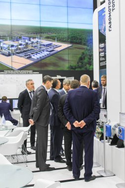 Bir grup insan ekipman ile iç içe.