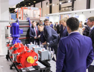 Grup iş adamları ekipman yakınındaki.