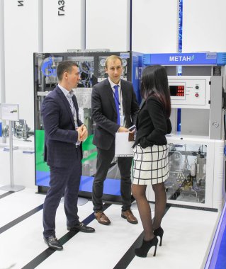 Standları şirket temsilcileri.