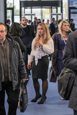 Kişilik bir kalabalık içinde bir kadın.