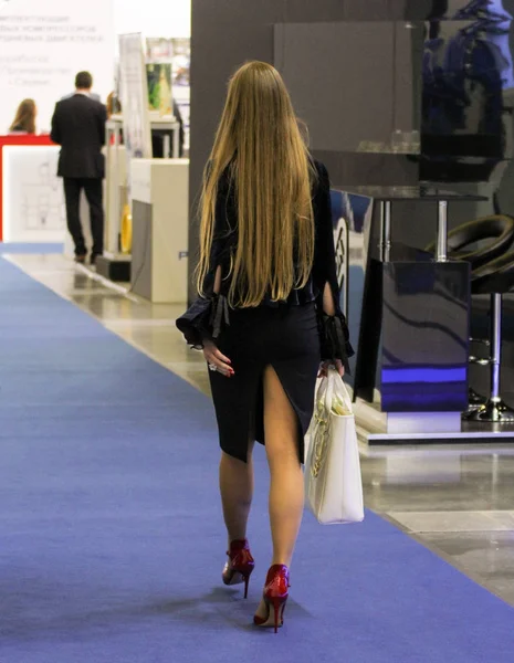 Chica con una bolsa. — Foto de Stock