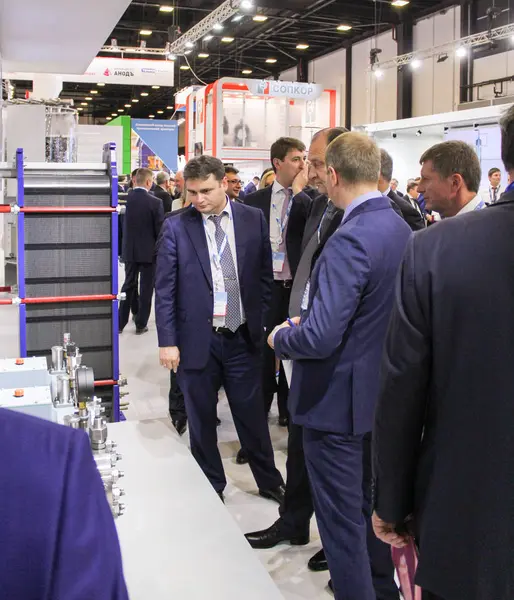 Bir grup iş adamları arasında şirket standları.