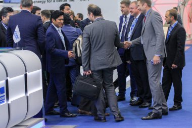 Bir kalabalık iş adamları gaz Forum.