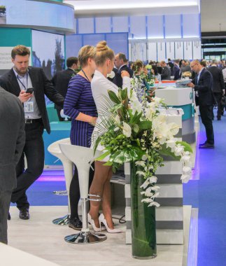 Kasanın arkasındaki şirket temsilcileri.