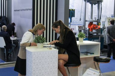 Kasanın arkasındaki kız.