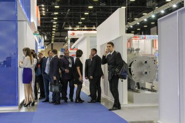 Koridorlarda forumda ziyaretçilere.