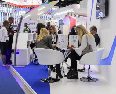 Koltuklar masada kadınlarda.