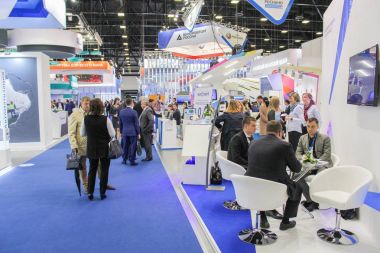 Ziyaret edenler arasında firmaların standları.