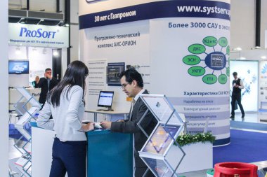 Bir adamın kontuarında bir kızla iletişim.