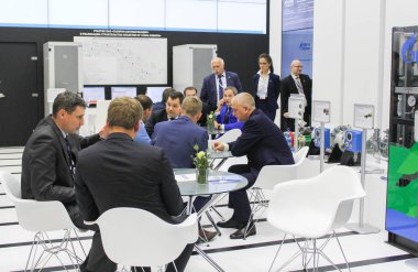 İşadamları müzakere alanında.