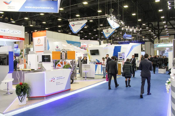 Koridor yürüyüş insanlar.