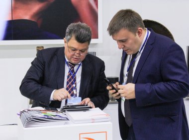 İş adamları kişiler değişimi.