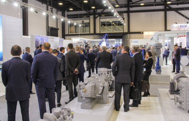 Bir kalabalık iş adamları arasında görüntüler.