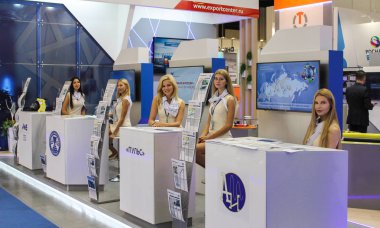 Stand kızlar iş başında.