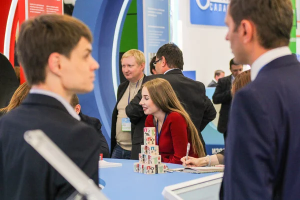 Kırmızı gülümseyen kız.