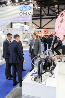 İş adamları şirket stand.