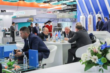 İletişim iş adamları masada.