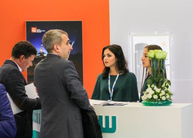 Ziyaretçi sayacı yakınındaki.