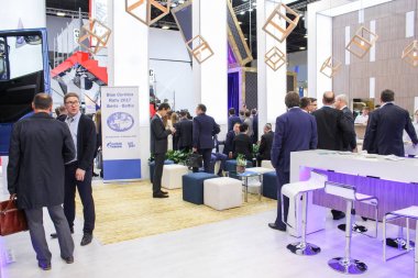 İnsanlar rekreasyon alanı içinde.