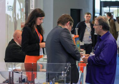 İnsanlar kasada iletişim.