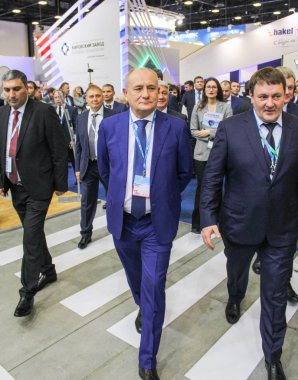 İş insanlarla lideri.