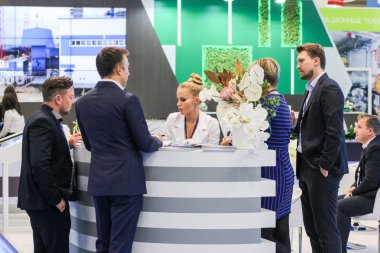 İnsanlar çiçekler ile kontuarında konuşuyor.