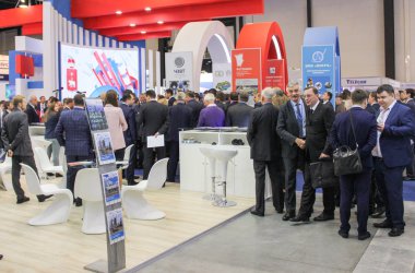 İş adamları sergiler arasında büyük bir kalabalık.