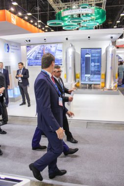 Stand stand gelen işadamları geçiş.