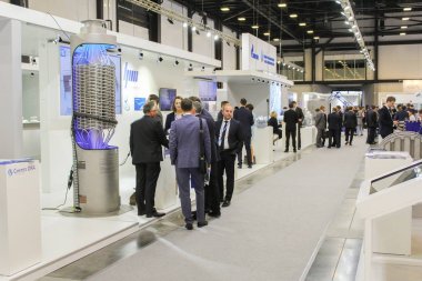 Bir grup iş adamları arasında şirket standları.