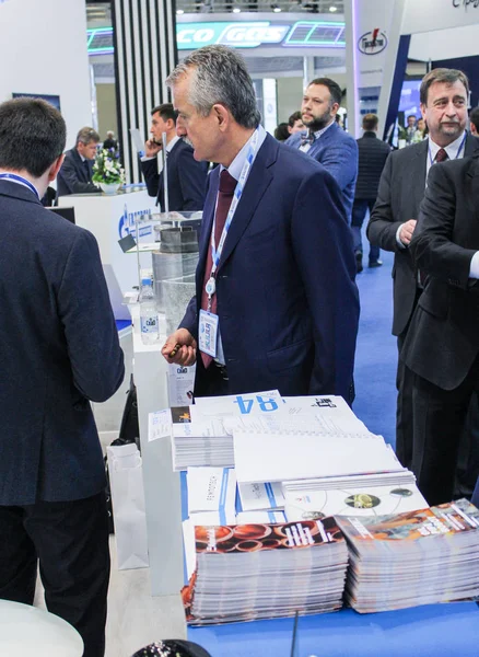 İş adamları sergiler var.