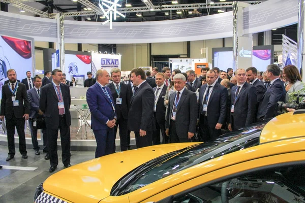 A delegação na apresentação do carro . — Fotografia de Stock