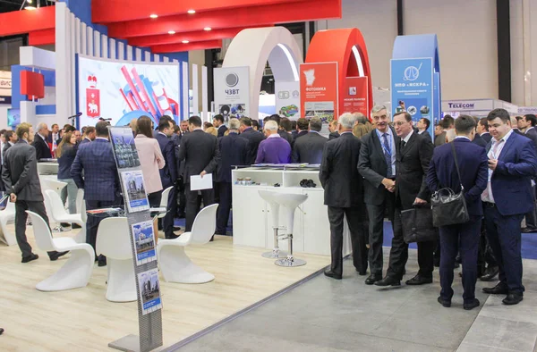 Una gran multitud de empresarios entre las exposiciones . — Foto de Stock