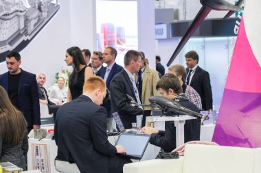 İnsanlar arasında firmaların standları.