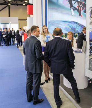 Bir grup kişiye Forum.