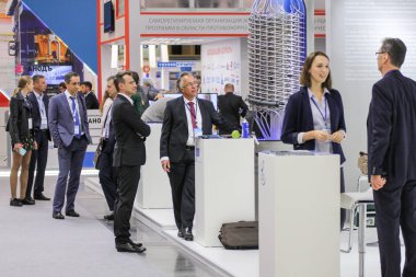 İşadamları Fuar yakınındaki bir grup.