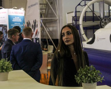 Kasanın arkasındaki kız.