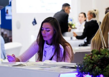 Kasanın arkasındaki bir kalem ile kız.